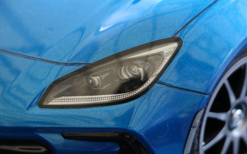 奥行きがあり実車のようなヘッドライトに見える