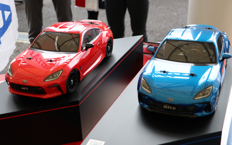 新型「GR 86」と新型「BRZ」のRCカーが2台同時に初公開された