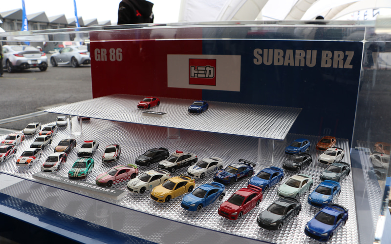新型「GR 86」と新型「BRZ」のトミカも参考展示。また、これまで発売されてきた歴代のハチロクとBRZのトミカも勢ぞろいしていた