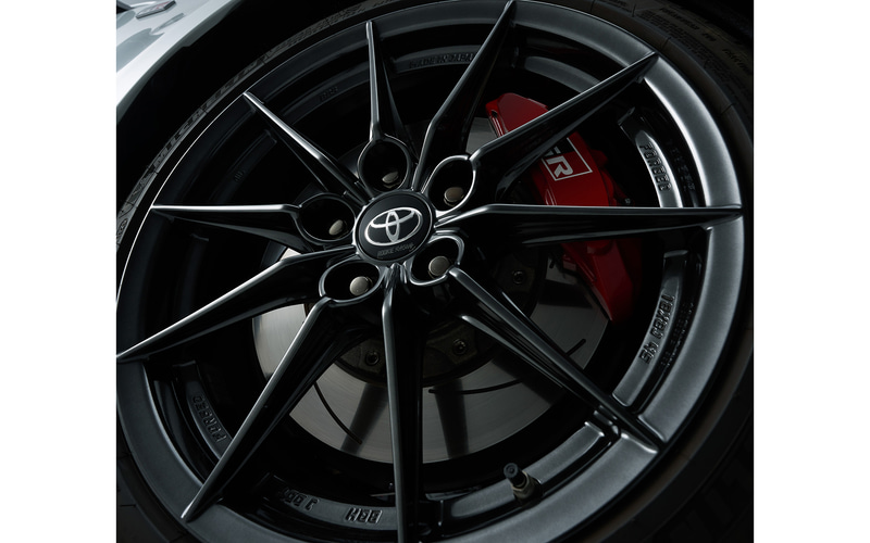 GRヤリス“モリゾウセレクション”のカラーバリエーションはプラチナホワイトパールマイカ、エモーショナルレッドII、プレシャスブラックパールの3色。ホイールオーナメントにROOKIE Racingロゴを挿入するほか、コイルスプリング、ショックアブソーバーへROOKIE Racingにちなんだ配色を採用