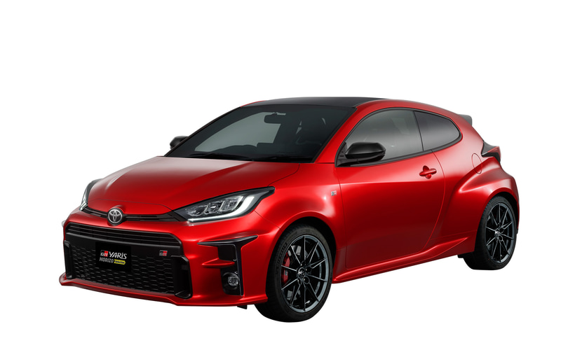 GRヤリス“モリゾウセレクション”のカラーバリエーションはプラチナホワイトパールマイカ、エモーショナルレッドII、プレシャスブラックパールの3色。ホイールオーナメントにROOKIE Racingロゴを挿入するほか、コイルスプリング、ショックアブソーバーへROOKIE Racingにちなんだ配色を採用