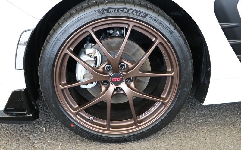 18インチ鍛造アルミホイールはGTマシンのホイールを踏襲し、同じデザインかつ同じマットブロンズのカラーとなっている。サイズは18×7.5J ＋45で、タイヤはミシュランのパイロットスポーツ4（サイズは215/40R18）を履く