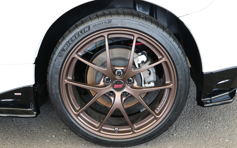 18インチ鍛造アルミホイールはGTマシンのホイールを踏襲し、同じデザインかつ同じマットブロンズのカラーとなっている。サイズは18×7.5J ＋45で、タイヤはミシュランのパイロットスポーツ4（サイズは215/40R18）を履く