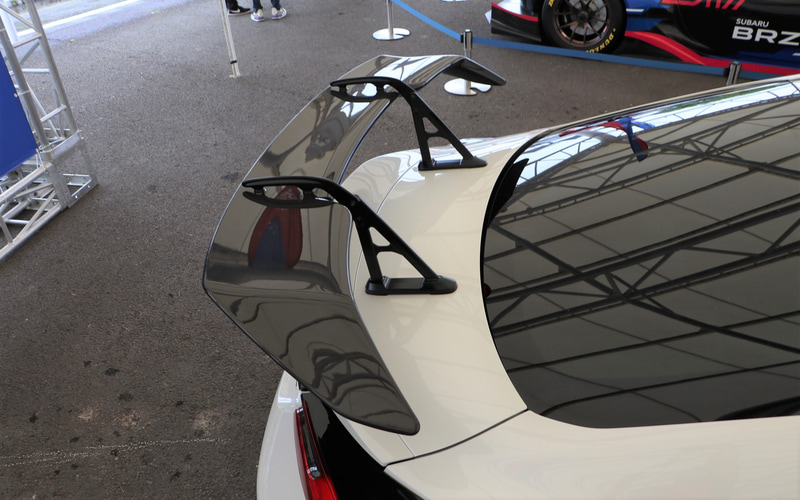 GTマシンのスワンネックと同じ形状のGTウイングを装着