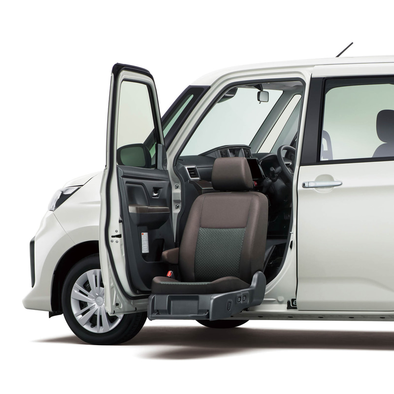 助手席が昇降して、乗り降りの負担を軽減