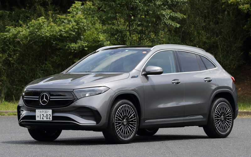 今回試乗したのは4月に発売されたミドルサイズSUVスタイルのBEV「EQA」。EQAは「EQA 250」（640万円）の1グレード設定で、ボディサイズは4465×1850×1625mm（全長×全幅×全高、AMGライン装着）、ホイールベースは2730mm。最小回転半径は5.3m