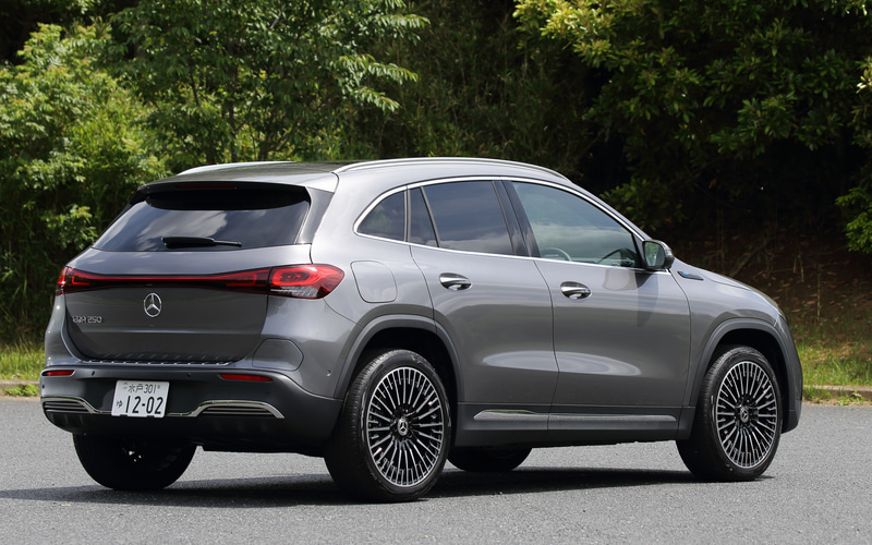 今回試乗したのは4月に発売されたミドルサイズSUVスタイルのBEV「EQA」。EQAは「EQA 250」（640万円）の1グレード設定で、ボディサイズは4465×1850×1625mm（全長×全幅×全高、AMGライン装着）、ホイールベースは2730mm。最小回転半径は5.3m