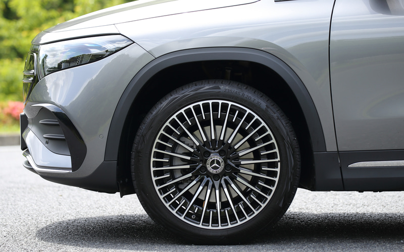 外観は前後のオーバーハングが短く、クーペのようにスタイリッシュなデザインが特徴。フロントまわりでは中央にスリーポインテッドスターを配したブラックパネルグリルを採用し、「AMGライン」を選択するとフロントのブラックパネルグリルにハイグロスブラックフレームとツインルーバーがあしらわれる。足下は20インチアルミホイールにコンチネンタル「EcoContact 6」（235/45R20 T XL）をセット