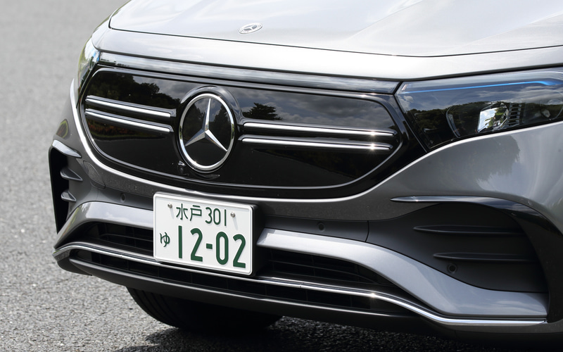 外観は前後のオーバーハングが短く、クーペのようにスタイリッシュなデザインが特徴。フロントまわりでは中央にスリーポインテッドスターを配したブラックパネルグリルを採用し、「AMGライン」を選択するとフロントのブラックパネルグリルにハイグロスブラックフレームとツインルーバーがあしらわれる。足下は20インチアルミホイールにコンチネンタル「EcoContact 6」（235/45R20 T XL）をセット