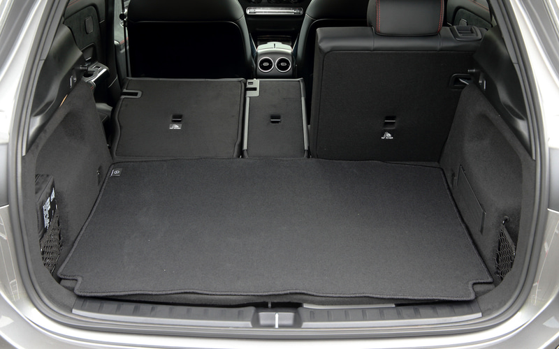 リアシートは4：2：4の分割可倒式