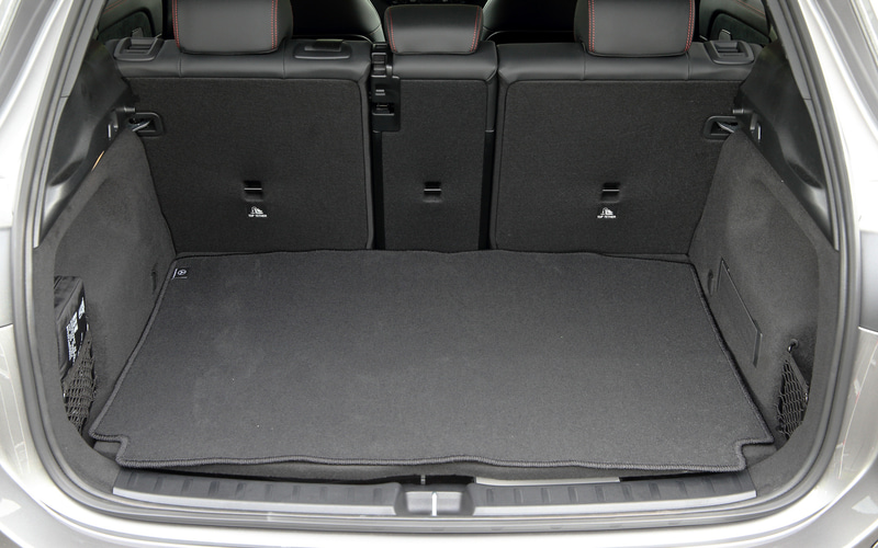 リアシートは4：2：4の分割可倒式