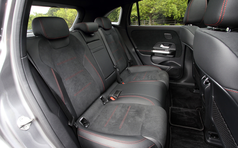 助手席前方のインストルメントパネルにスパイラル調（バックライト付）インテリアトリムを採用し、夜間にはアンビエントライトの設定により64色から選択できるバックライトを装備。円形のエアコン送風口はジェットエンジンのタービンを連想させるスポーティなデザインを採用し、内部のタービンブレードは標準仕様はローズゴールドで、AMGラインはシルバーとなる。撮影車はAMGライン仕様で、レッドステッチ入りレザーDINAMICAシートを採用（オプションでブラックのレザーシートも選択可能）