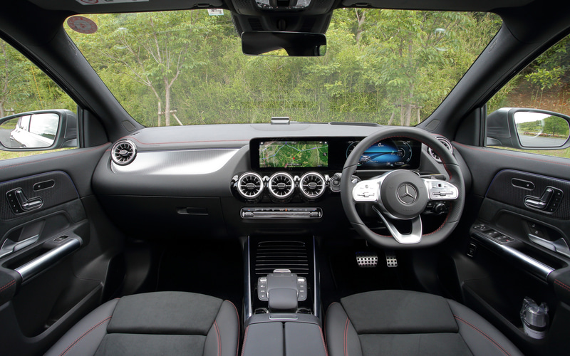 助手席前方のインストルメントパネルにスパイラル調（バックライト付）インテリアトリムを採用し、夜間にはアンビエントライトの設定により64色から選択できるバックライトを装備。円形のエアコン送風口はジェットエンジンのタービンを連想させるスポーティなデザインを採用し、内部のタービンブレードは標準仕様はローズゴールドで、AMGラインはシルバーとなる。撮影車はAMGライン仕様で、レッドステッチ入りレザーDINAMICAシートを採用（オプションでブラックのレザーシートも選択可能）