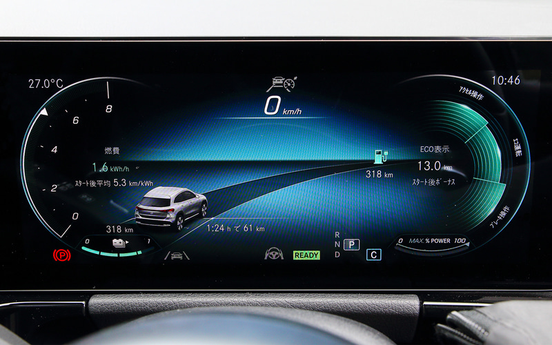 助手席前方のインストルメントパネルにスパイラル調（バックライト付）インテリアトリムを採用し、夜間にはアンビエントライトの設定により64色から選択できるバックライトを装備。円形のエアコン送風口はジェットエンジンのタービンを連想させるスポーティなデザインを採用し、内部のタービンブレードは標準仕様はローズゴールドで、AMGラインはシルバーとなる。撮影車はAMGライン仕様で、レッドステッチ入りレザーDINAMICAシートを採用（オプションでブラックのレザーシートも選択可能）