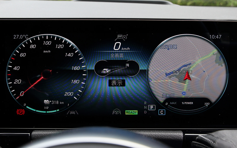 助手席前方のインストルメントパネルにスパイラル調（バックライト付）インテリアトリムを採用し、夜間にはアンビエントライトの設定により64色から選択できるバックライトを装備。円形のエアコン送風口はジェットエンジンのタービンを連想させるスポーティなデザインを採用し、内部のタービンブレードは標準仕様はローズゴールドで、AMGラインはシルバーとなる。撮影車はAMGライン仕様で、レッドステッチ入りレザーDINAMICAシートを採用（オプションでブラックのレザーシートも選択可能）