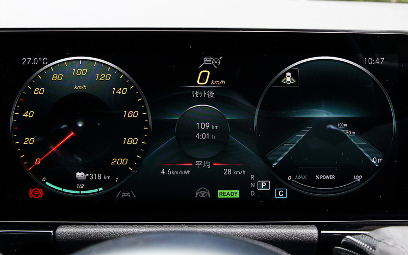 助手席前方のインストルメントパネルにスパイラル調（バックライト付）インテリアトリムを採用し、夜間にはアンビエントライトの設定により64色から選択できるバックライトを装備。円形のエアコン送風口はジェットエンジンのタービンを連想させるスポーティなデザインを採用し、内部のタービンブレードは標準仕様はローズゴールドで、AMGラインはシルバーとなる。撮影車はAMGライン仕様で、レッドステッチ入りレザーDINAMICAシートを採用（オプションでブラックのレザーシートも選択可能）