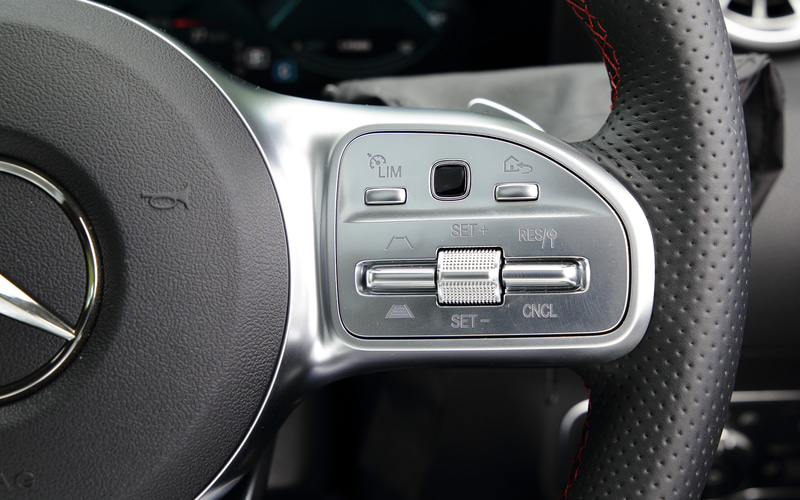 助手席前方のインストルメントパネルにスパイラル調（バックライト付）インテリアトリムを採用し、夜間にはアンビエントライトの設定により64色から選択できるバックライトを装備。円形のエアコン送風口はジェットエンジンのタービンを連想させるスポーティなデザインを採用し、内部のタービンブレードは標準仕様はローズゴールドで、AMGラインはシルバーとなる。撮影車はAMGライン仕様で、レッドステッチ入りレザーDINAMICAシートを採用（オプションでブラックのレザーシートも選択可能）