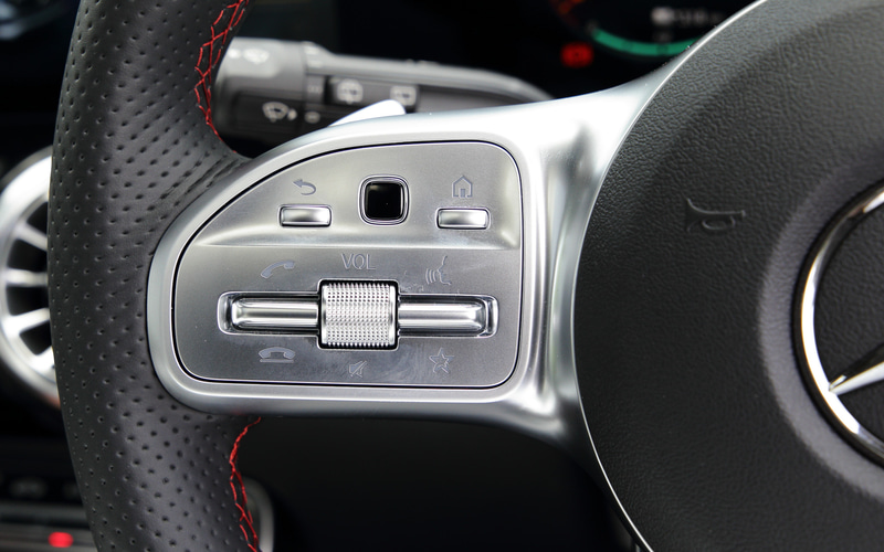 助手席前方のインストルメントパネルにスパイラル調（バックライト付）インテリアトリムを採用し、夜間にはアンビエントライトの設定により64色から選択できるバックライトを装備。円形のエアコン送風口はジェットエンジンのタービンを連想させるスポーティなデザインを採用し、内部のタービンブレードは標準仕様はローズゴールドで、AMGラインはシルバーとなる。撮影車はAMGライン仕様で、レッドステッチ入りレザーDINAMICAシートを採用（オプションでブラックのレザーシートも選択可能）