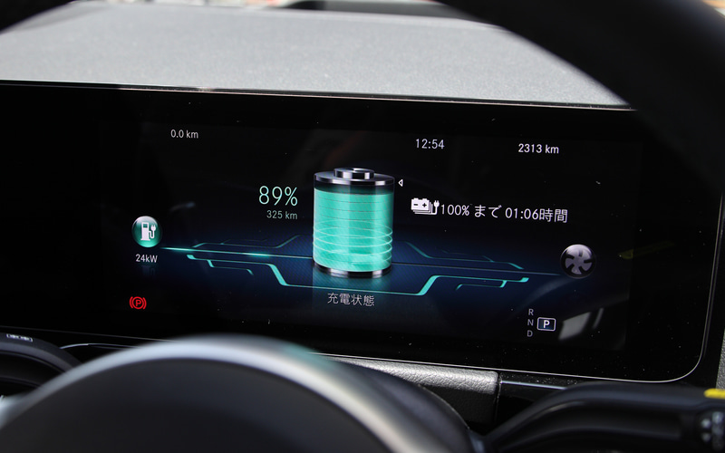 充電は6.0kWまでの交流普通充電と100kWまでの直流急速充電（CHAdeMO規格）に対応。なおEQAはフロントアクスルにモーターを搭載した前輪駆動で、最高出力140kW（190PS）/3600-10300rpm、最大トルク370Nm/1020rpmを発生。一充電あたりの航続可能距離はWLTCモード燃費で422km