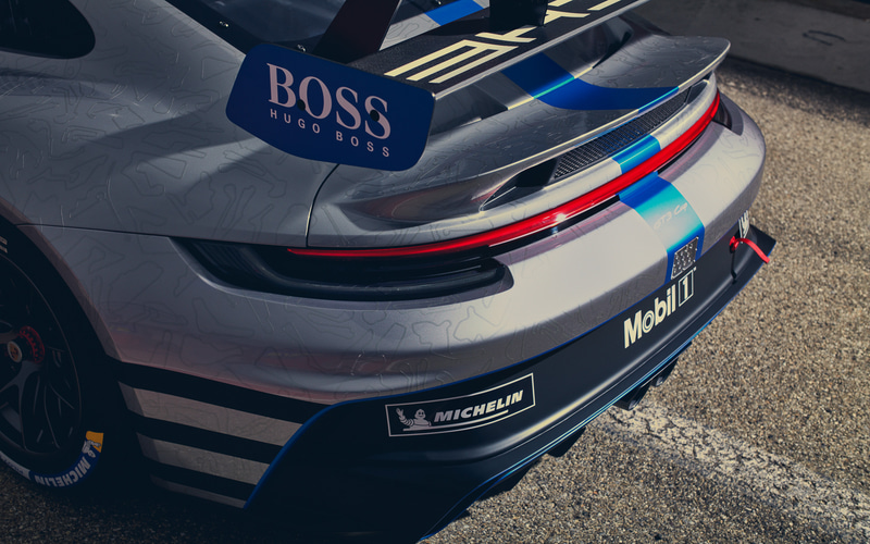 今回の911 GT3カップはワイドなターボ仕様の軽量ボディを採用し、全幅は先代のリア幅を28mm上まわる1902mmに。また、大型リアウイングを備えたリアスポイラーやフロントエプロンによって空力ダウンフォースを大きく増加させたという