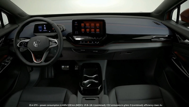 ID.4のコックピット、メータークラスタ、IVI（In-Vehicle Infotainment system）などがディスプレイになっており、それらの機能をソフトウエアで実現している