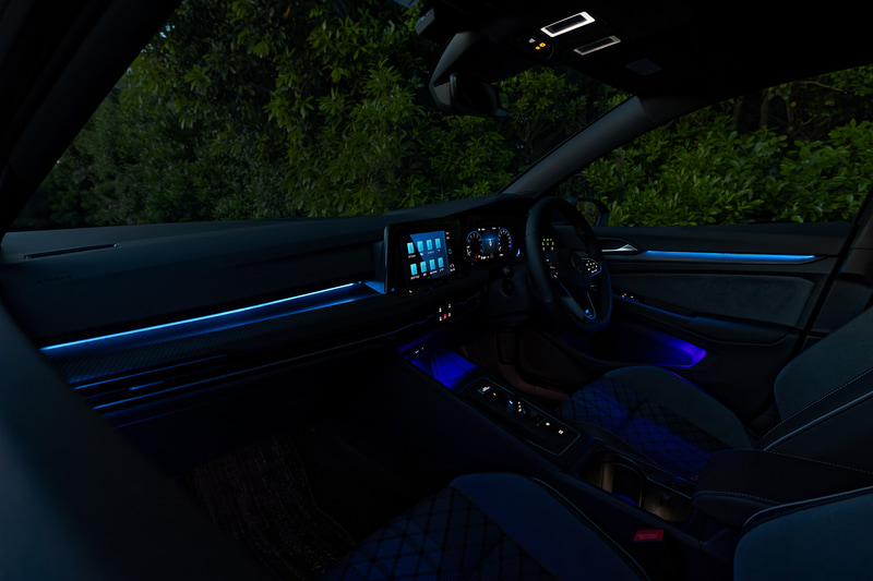 今回新たにインテリアアンビエントライトを標準装備し、Active系では10種類のカラー、Style/R-Lineでは30種類のカラーが選択可能になっている