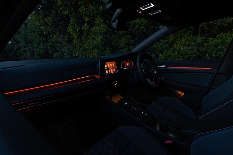 今回新たにインテリアアンビエントライトを標準装備し、Active系では10種類のカラー、Style/R-Lineでは30種類のカラーが選択可能になっている