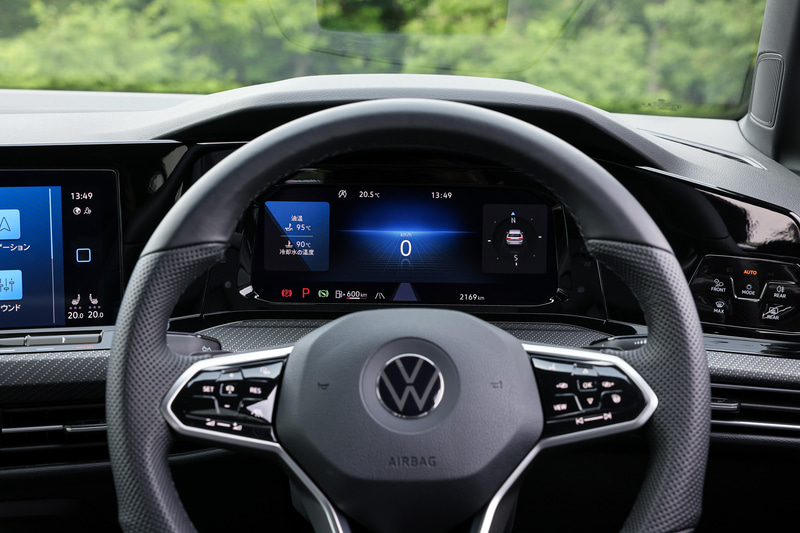 新型ゴルフでは最新世代の通信モジュールを内蔵する純正インフォテイメントシステムとデジタルメータークラスター「Digital Cockpit Pro」を標準装備し、デジタルディスプレイ環境を創出