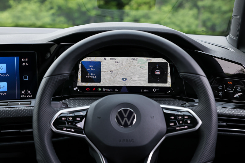 新型ゴルフでは最新世代の通信モジュールを内蔵する純正インフォテイメントシステムとデジタルメータークラスター「Digital Cockpit Pro」を標準装備し、デジタルディスプレイ環境を創出