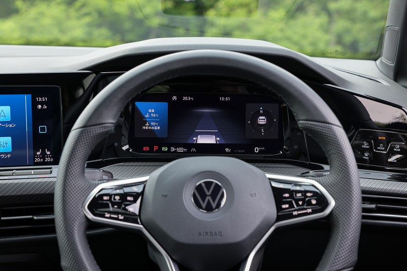 新型ゴルフでは最新世代の通信モジュールを内蔵する純正インフォテイメントシステムとデジタルメータークラスター「Digital Cockpit Pro」を標準装備し、デジタルディスプレイ環境を創出