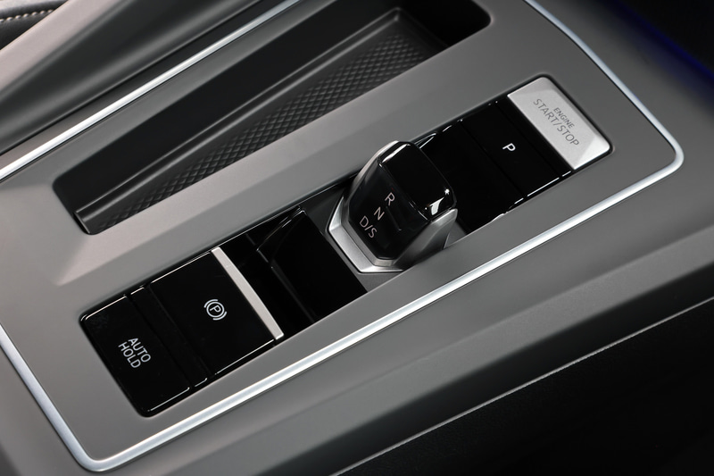 DSGのシフトレバーがシフトバイワイヤー化され、シフトレバーが大幅に小型化した