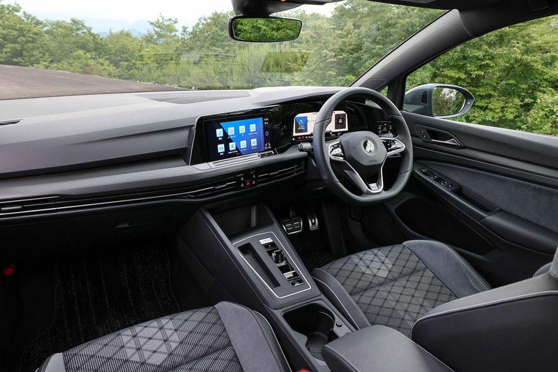 eTSI R-Lineのインテリア