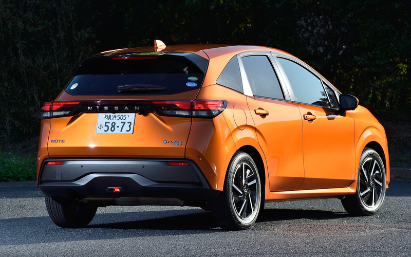 試乗車のグレードは「X FOUR」で価格は244万5300円。ボディサイズは4045×1695×1520mm（全長×全幅×全高）、ホイールベースは2580mm。車両重量は1340kg、最小回転半径は4.9m、最低地上高は2WDより5mm高い125mmとなる。ボディカラーは特別塗装色のプレミアムホライズンオレンジ。リアLEDフォグランプはメーカーオプション設定