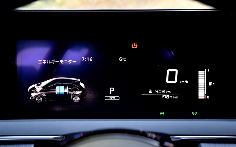 パワーメーター、エネルギーフローメーター、バッテリー残量計、ドライビングコンピューター付、時計、外気温を表示できるアドバンスドドライブアシストディスプレイ（7インチカラーディスプレイ）は全車標準装備