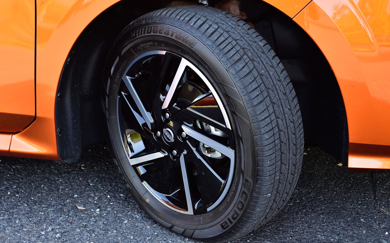 ディーラーオプションの16インチアルミホイール（通常は16インチフルホイールカバー）。タイヤはブリヂストン「エコピア EP25」（185/60R16）を装着