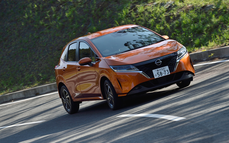 引き締められたシャシーによって旋回性が高められ、アクセルオンでリアがやや巻き込むように動くような感覚が得られる