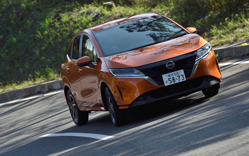 引き締められたシャシーによって旋回性が高められ、アクセルオンでリアがやや巻き込むように動くような感覚が得られる