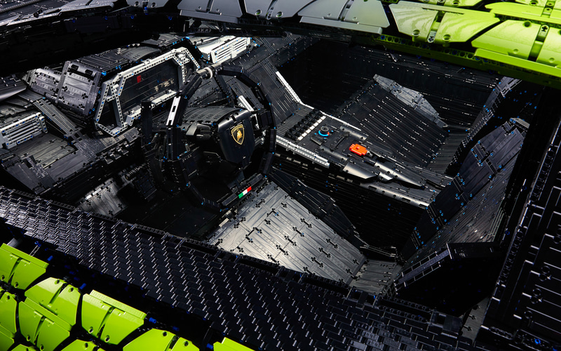 コクピットもレゴで制作されている