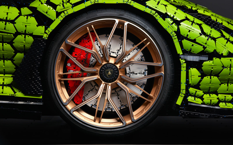 タイヤとホイールは実物を使用