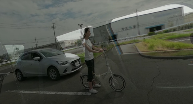 徐々に車体が透けてクルマの死角に自転車とクルマを確認できる