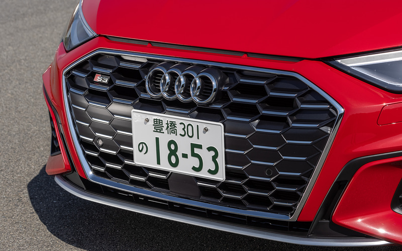 新型S3ではボンネットの先端に往年の「Audi quattro」を彷彿とさせるデザインのスリットを備えるとともに、ハニカムパターンのシングルフレームグリルや大型のエアインテークを備えたフロントバンパー、専用デザインのリアディフューザー、左右4本出しのテールパイプなどによってスポーティさをブラッシュアップ。タイヤはピレリ「P ZERO」（225/40R18）をチョイスし、サスペンションはフロントがマクファーソンストラット、リアが4リンクで、ベースモデルに比べて車高を15mm低く設定