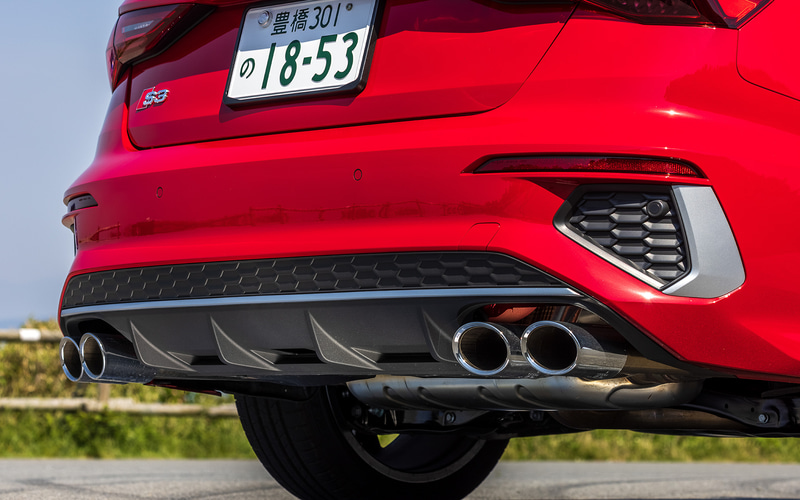 新型S3ではボンネットの先端に往年の「Audi quattro」を彷彿とさせるデザインのスリットを備えるとともに、ハニカムパターンのシングルフレームグリルや大型のエアインテークを備えたフロントバンパー、専用デザインのリアディフューザー、左右4本出しのテールパイプなどによってスポーティさをブラッシュアップ。タイヤはピレリ「P ZERO」（225/40R18）をチョイスし、サスペンションはフロントがマクファーソンストラット、リアが4リンクで、ベースモデルに比べて車高を15mm低く設定