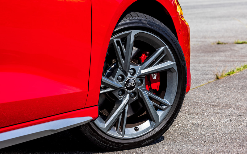 新型S3ではボンネットの先端に往年の「Audi quattro」を彷彿とさせるデザインのスリットを備えるとともに、ハニカムパターンのシングルフレームグリルや大型のエアインテークを備えたフロントバンパー、専用デザインのリアディフューザー、左右4本出しのテールパイプなどによってスポーティさをブラッシュアップ。タイヤはピレリ「P ZERO」（225/40R18）をチョイスし、サスペンションはフロントがマクファーソンストラット、リアが4リンクで、ベースモデルに比べて車高を15mm低く設定