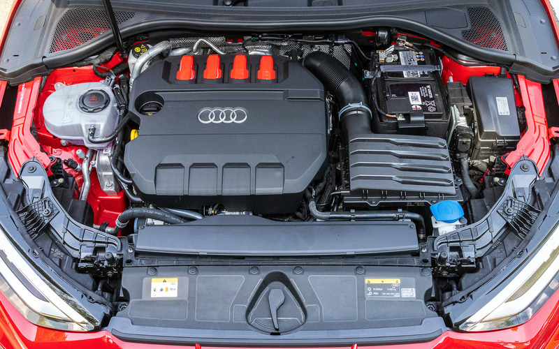 S3が搭載する直列4気筒DOHC 2.0リッターターボエンジンは最高出力228kW（310PS）/5450-6500rpm、最大トルク400Nm（40.8kgfm）/2000-5450rpmを発生。WLTCモード燃費は11.6km/L