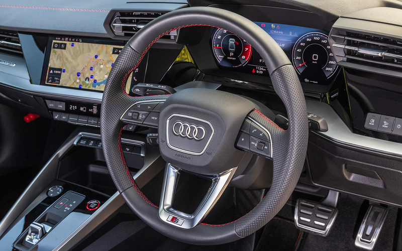 インテリアは黒を基調にスポーツシートを採用するなど、プレミアムスポーツの雰囲気を強調したもの。新型S3には12.3インチのバーチャルコックピットプラスが標準装備される。ドライブモードは「Efficiency」「Comfort」「Auto」「Dynamic」「Individual」から選択可能