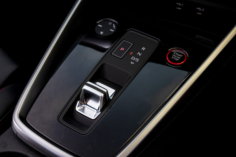 インテリアは黒を基調にスポーツシートを採用するなど、プレミアムスポーツの雰囲気を強調したもの。新型S3には12.3インチのバーチャルコックピットプラスが標準装備される。ドライブモードは「Efficiency」「Comfort」「Auto」「Dynamic」「Individual」から選択可能