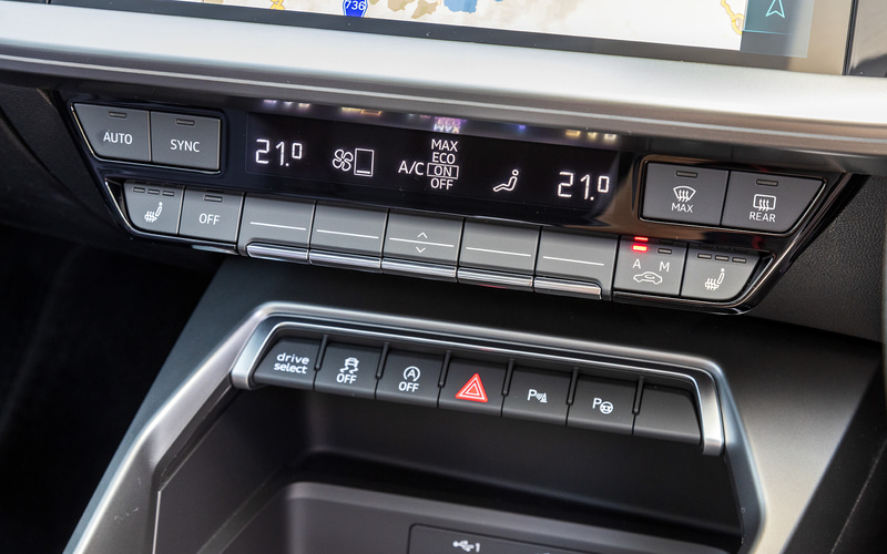 インテリアは黒を基調にスポーツシートを採用するなど、プレミアムスポーツの雰囲気を強調したもの。新型S3には12.3インチのバーチャルコックピットプラスが標準装備される。ドライブモードは「Efficiency」「Comfort」「Auto」「Dynamic」「Individual」から選択可能