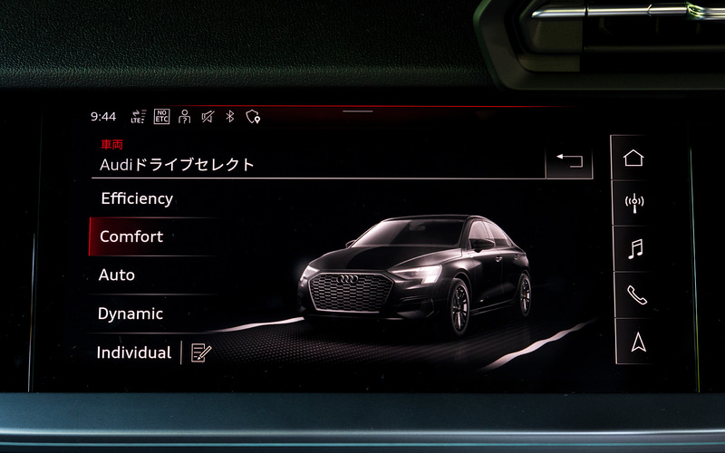 インテリアは黒を基調にスポーツシートを採用するなど、プレミアムスポーツの雰囲気を強調したもの。新型S3には12.3インチのバーチャルコックピットプラスが標準装備される。ドライブモードは「Efficiency」「Comfort」「Auto」「Dynamic」「Individual」から選択可能