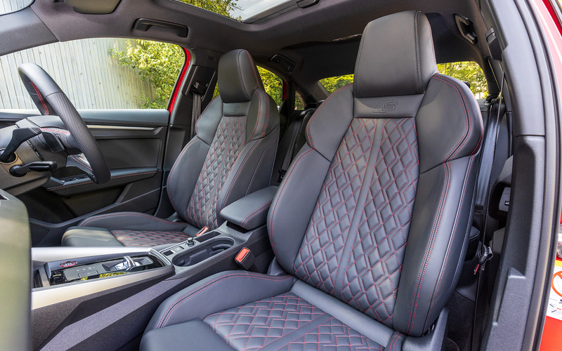 インテリアは黒を基調にスポーツシートを採用するなど、プレミアムスポーツの雰囲気を強調したもの。新型S3には12.3インチのバーチャルコックピットプラスが標準装備される。ドライブモードは「Efficiency」「Comfort」「Auto」「Dynamic」「Individual」から選択可能