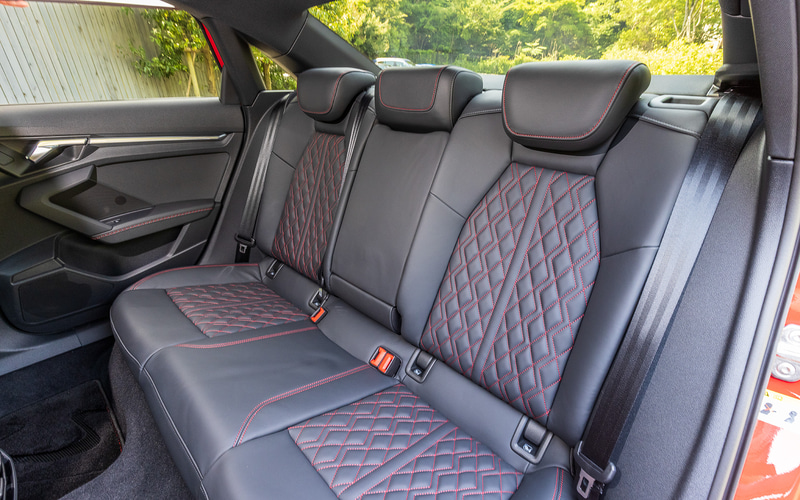 インテリアは黒を基調にスポーツシートを採用するなど、プレミアムスポーツの雰囲気を強調したもの。新型S3には12.3インチのバーチャルコックピットプラスが標準装備される。ドライブモードは「Efficiency」「Comfort」「Auto」「Dynamic」「Individual」から選択可能